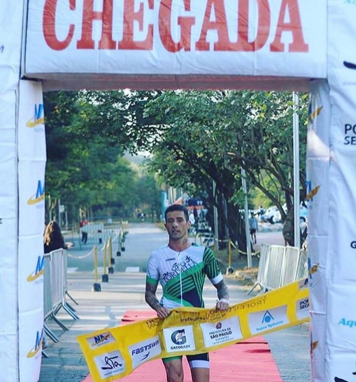 Atleta Cordella cruzando a chegada em São Paulo