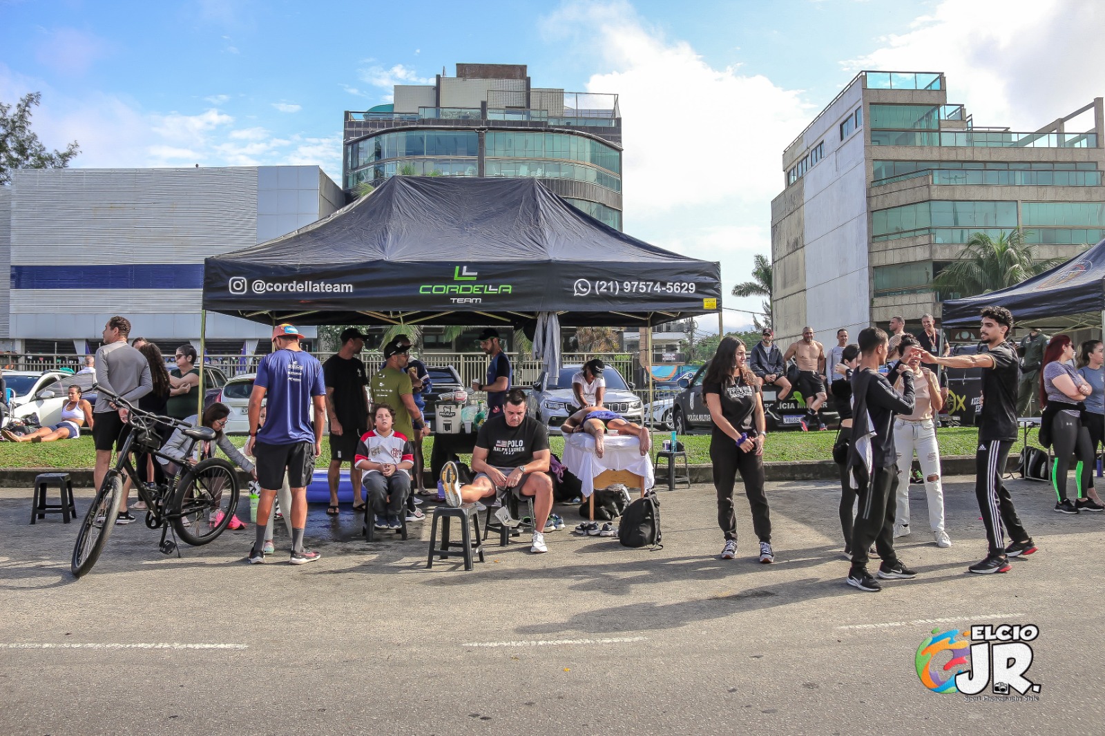 Tenda Cordella Team com atletas em evento esportivo
