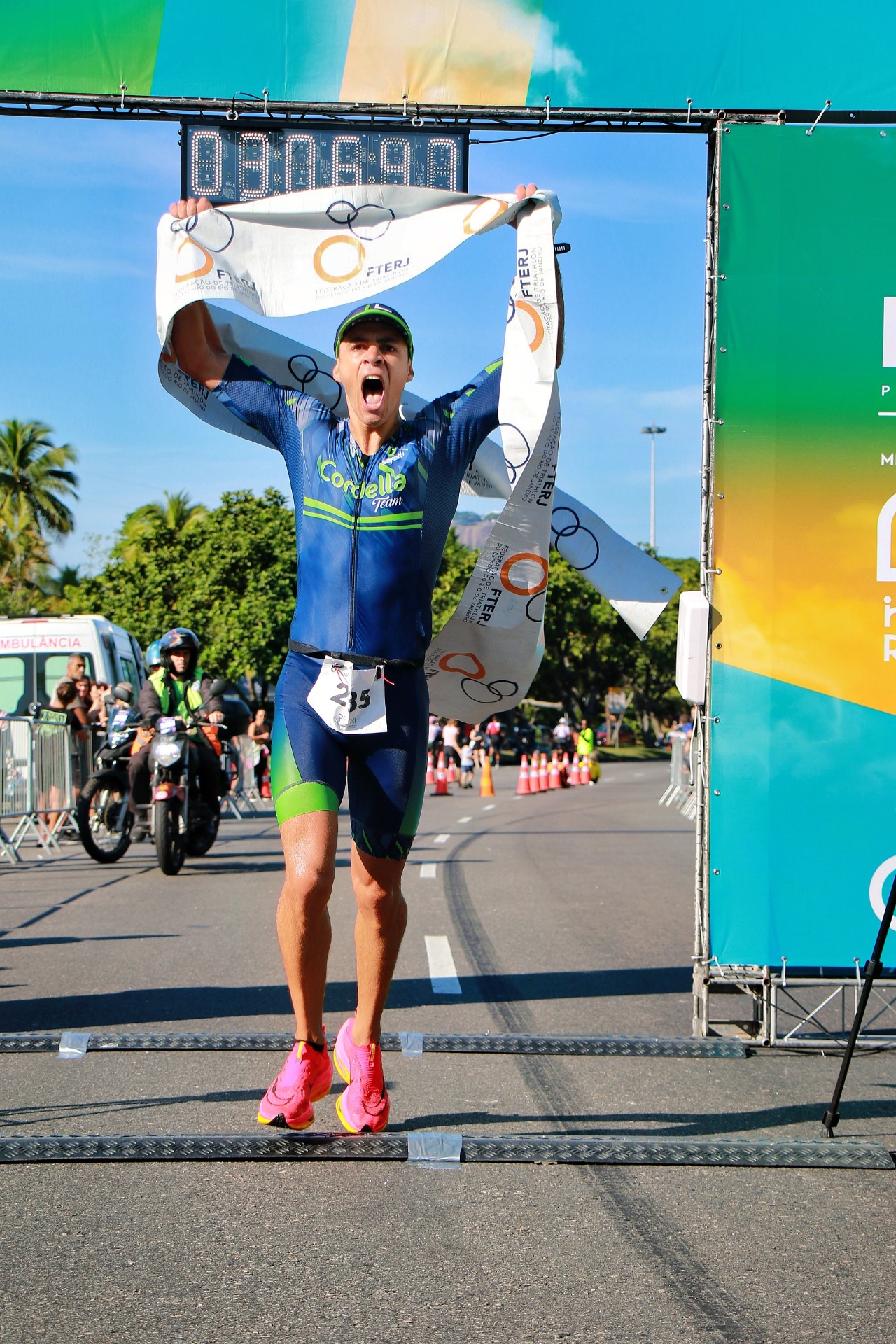 Atleta Cordella Team comemorando na chegada