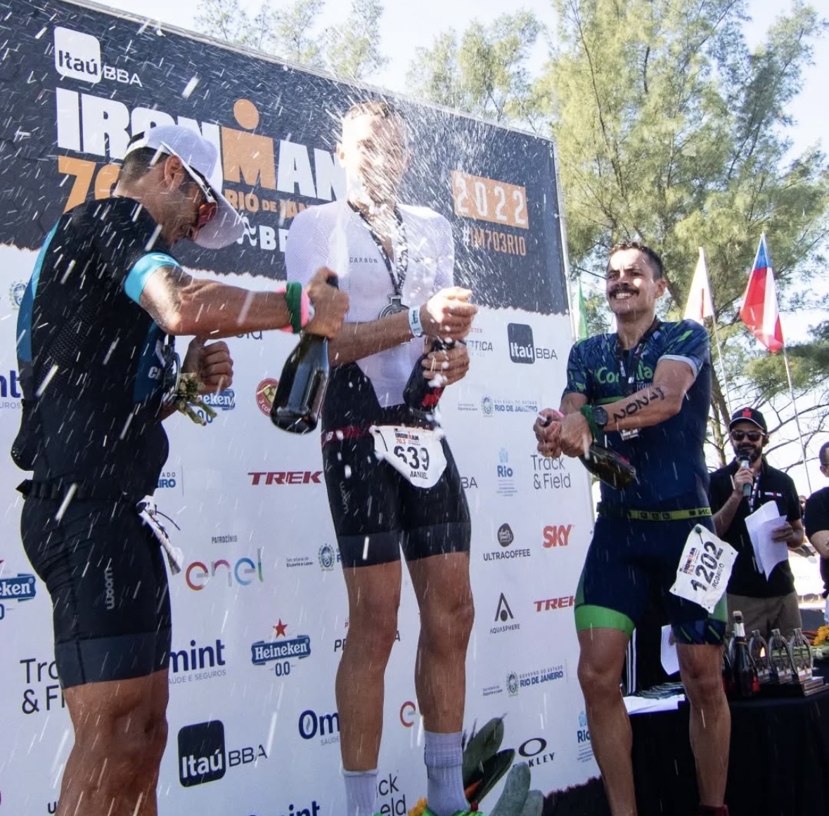 Atletas Cordella Team comemorando no pódio do IRONMAN 70.3 Rio 2022