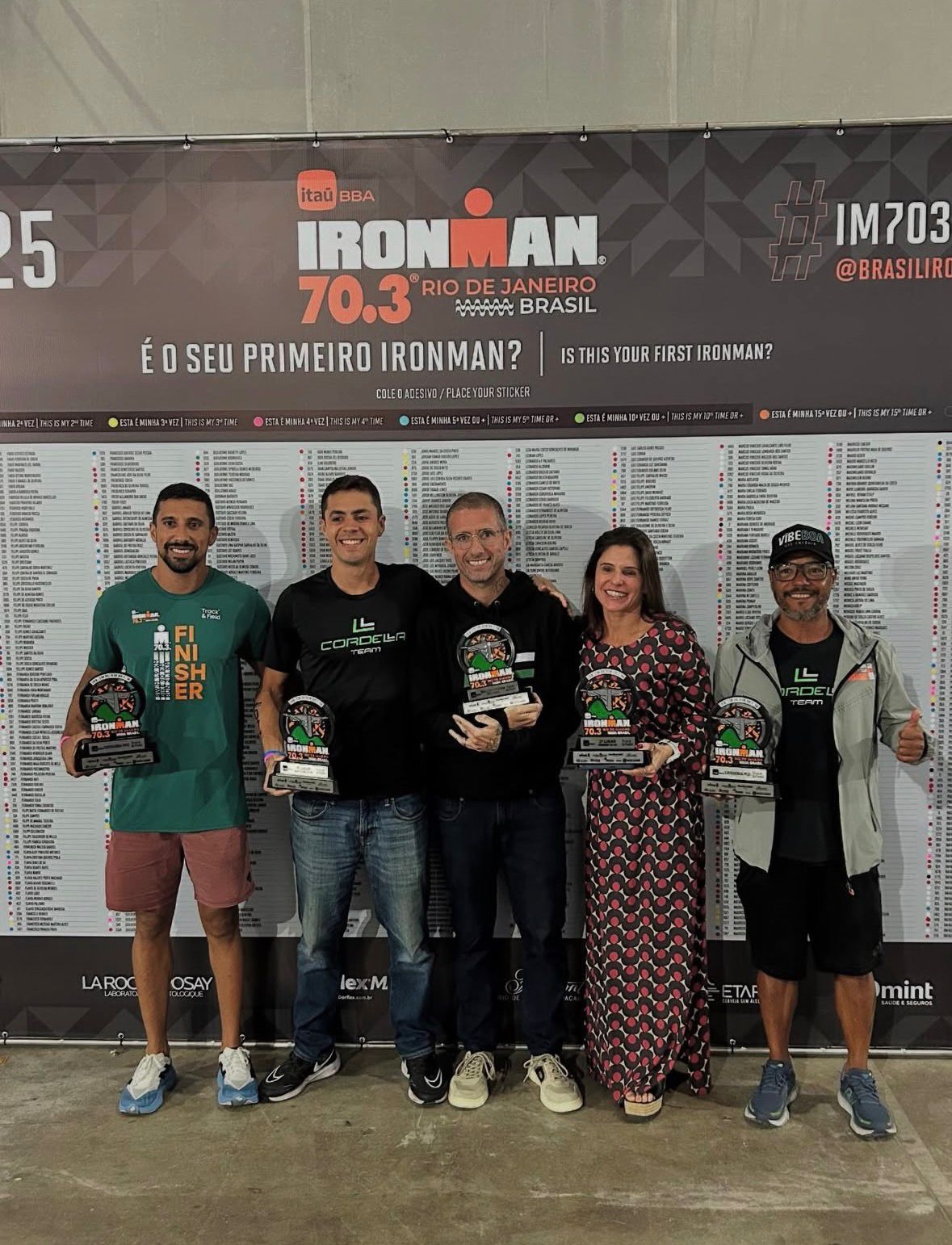 Atletas Cordella Team com troféus no IRONMAN 70.3 Rio de Janeiro